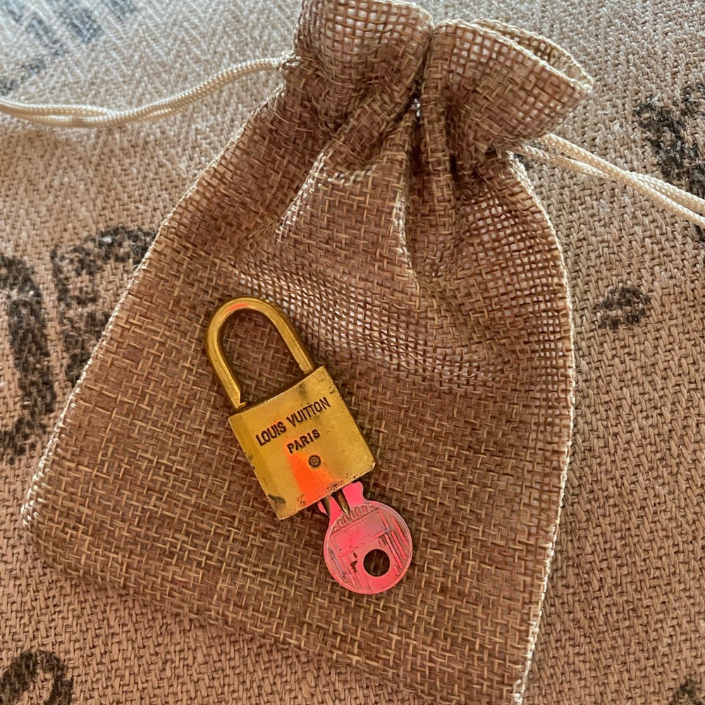 💯 GUARANTEED AUTHENTIC Louis Vuitton Gold Lock and Key